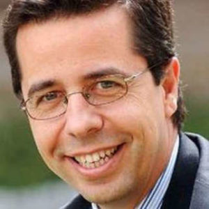 hombre con gafas de traje sonriendo