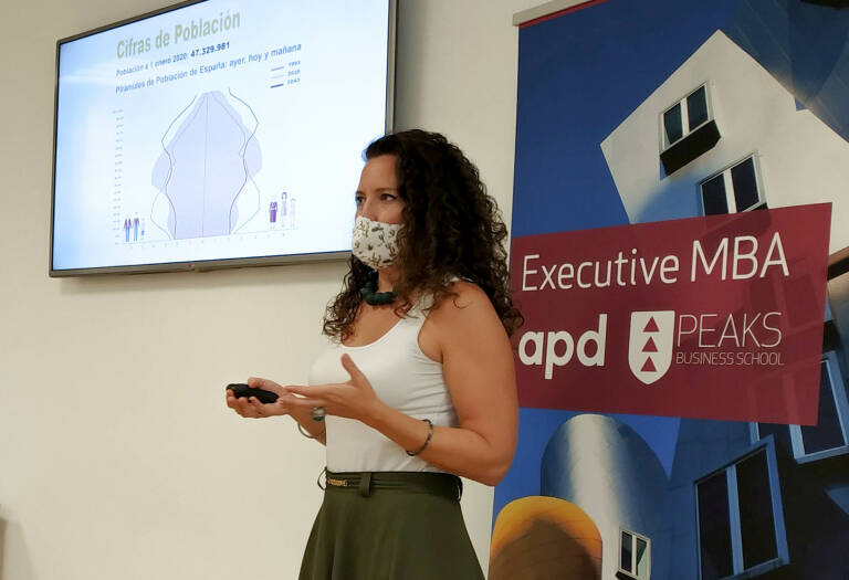 Mujer exponiendo una presentación durante el Executive MBA