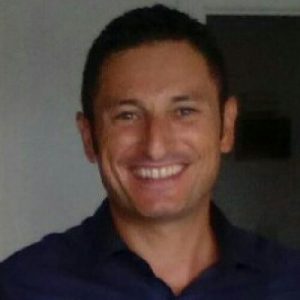 Un hombre, profesor del Máster en industria 4.0 con con camisa sonriendo